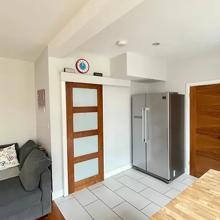 Spacious In The Suburbs בית נופש