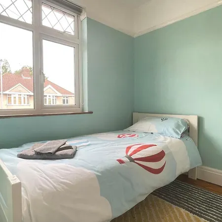 Spacious In The Suburbs Holiday home Bristol